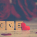 Lettres en bois avec un cœur formant le mot "LOVE"