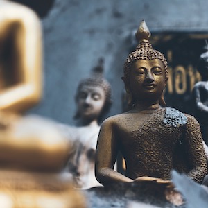 zoom sur une statue de bouddha