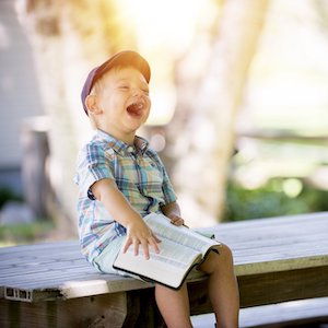 enfant hilare sur un banc
