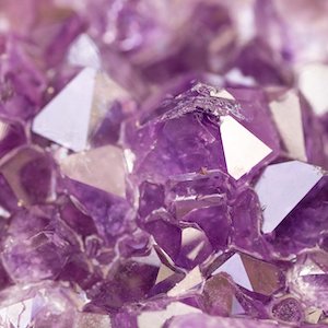 zoom surr une pierre précieuse violette