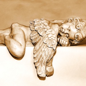 statue d'angle endormie dorée